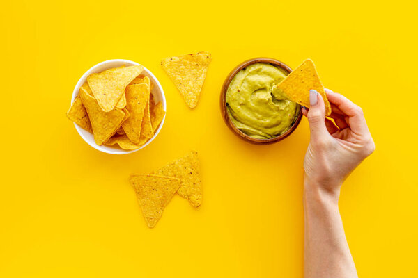 Кукурузные чипсы с авокадо гуакамоле вид сверху