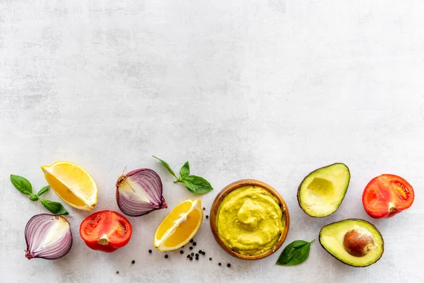 Baharatlı avokado soslu sebze ve domates.