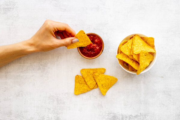 Чипсы мексиканской кухни с томатным соусом сальсы, вид сверху