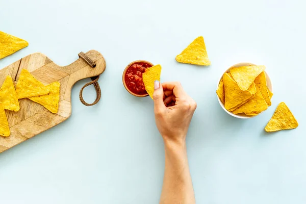 Tortilla mexicana chips de maíz nachos con salsa de salsa en bowl —  Fotos de Stock