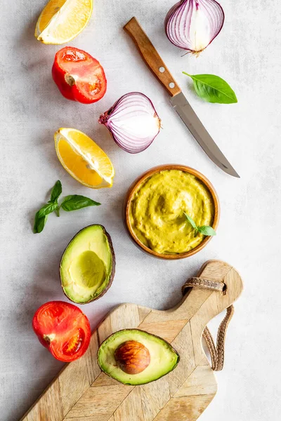 Yeşil guacamole avokado sosu kaseye bandırın, üst manzara