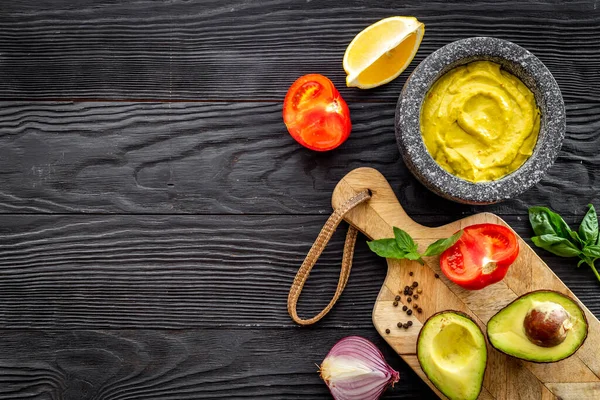 Ev yapımı avokado soslu domates ve limon.