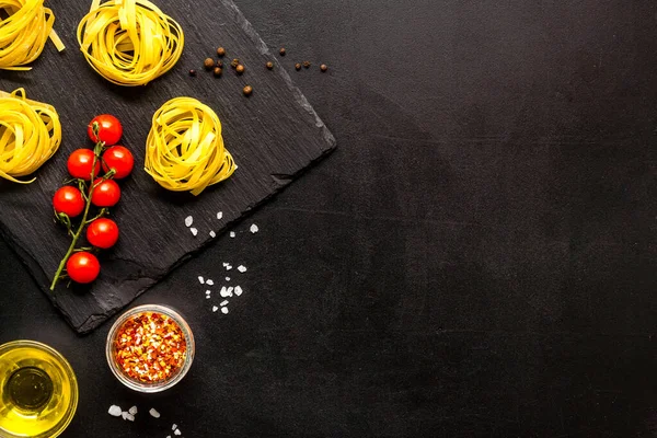 Malzemeli Fettuccine makarna - domates zeytinyağı ve bitkiler