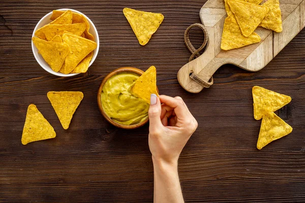 Guacamole de aguacate en tazón con nachos de maíz —  Fotos de Stock