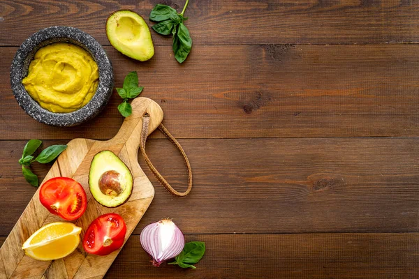 Guacamole avocado de casă scufundare în mortar cu ingrediente — Fotografie, imagine de stoc