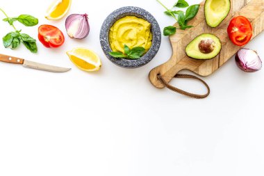 Meksika baharatlı guacamole avokado sosu havana batırılmış.