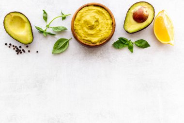 Bir kase avokado sosu. Ev yapımı guacamole yemeği.