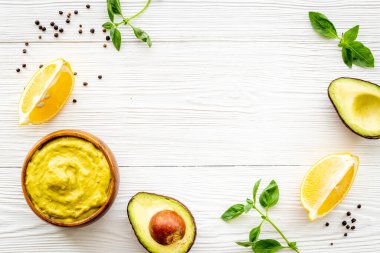 Bir kase avokado sosu. Ev yapımı guacamole yemeği.