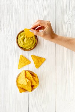 Avokado guacamole soslu mısır cipsi.