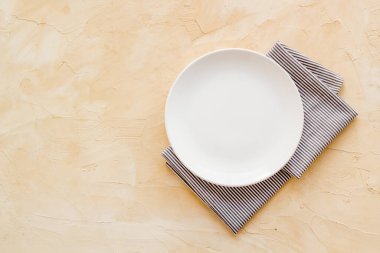 Akşam yemeği için boş tabağı peçeteye koy. Genel Görünüm