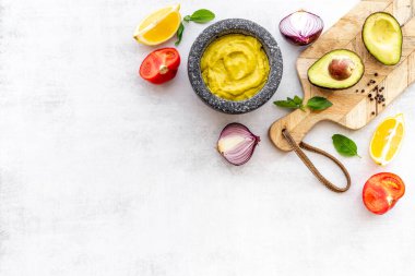 Meksika baharatlı guacamole avokado sosu havana batırılmış.