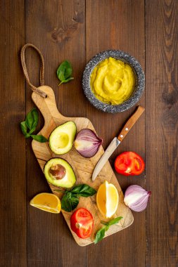 Ev yapımı avokado avokado sosu havana karışıyor.