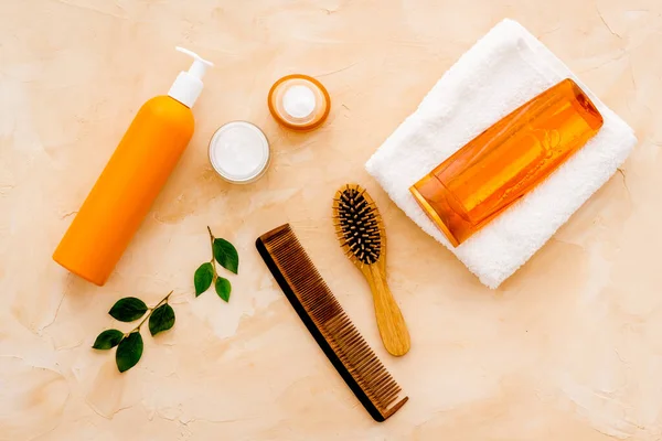 Shampoo und Conditioner mit Haarbürste und Kamm — Stockfoto