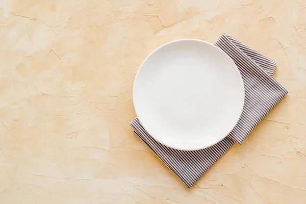 El plato vacío en la servilleta - el juego de mesa para la cena. Vista aérea Imágenes De Stock Sin Royalties Gratis