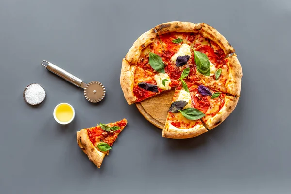 Pizzascheiben mit Tomaten-Käse und Basilikum, von oben Stockfoto