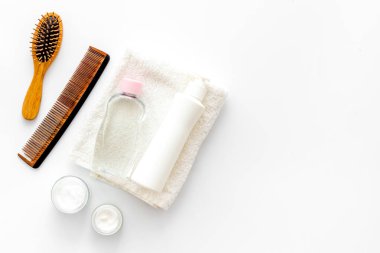 Saç fırçası ve tarak ile şampuan ve saç kremi