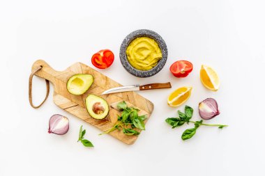 Meksika baharatlı guacamole avokado sosu havana batırılmış.