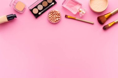 Dekoratif makyaj ürünleri çerçevesi. Güzellik arka planı