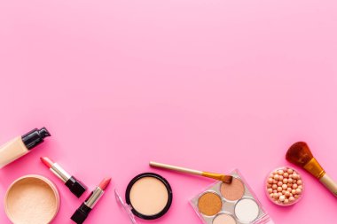 Dekoratif makyaj makyaj malzemesi, toz ve renk arkaplanda fırçalar.