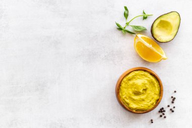 Avokado ve limonlu Guacamole sosu.