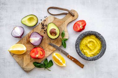 Meksika baharatlı guacamole avokado sosu havana batırılmış.