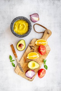 Ev yapımı avokado avokado sosu havana karışıyor.