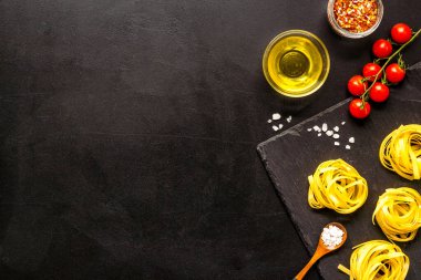 Malzemeli Fettuccine makarna - domates zeytinyağı ve bitkiler