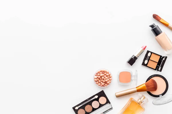 Cosmétique de maquillage décoratif sur fond de couleur, vue de dessus — Photo