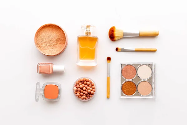 Maquillaje conjunto de productos cosméticos con sombra de ojos y cepillos. Belleza plana laico —  Fotos de Stock