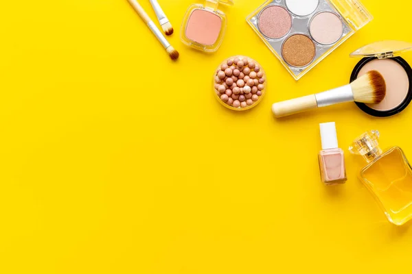 Maquillaje cosmético decorativo con polvo y pinceles sobre fondo de color — Foto de Stock