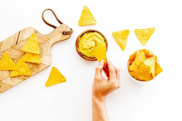Guacamole de aguacate en tazón con nachos de maíz —  Fotos de Stock