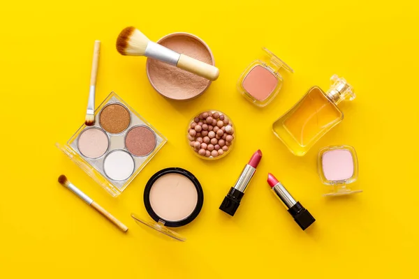 Cosmético de maquiagem decorativa com pó e escovas no fundo de cor — Fotografia de Stock