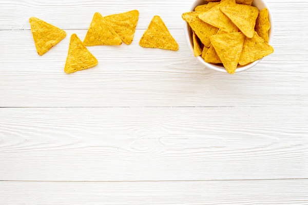 Tortilla de nachos fritos en tazón. Fondo alimenticio mexicano —  Fotos de Stock