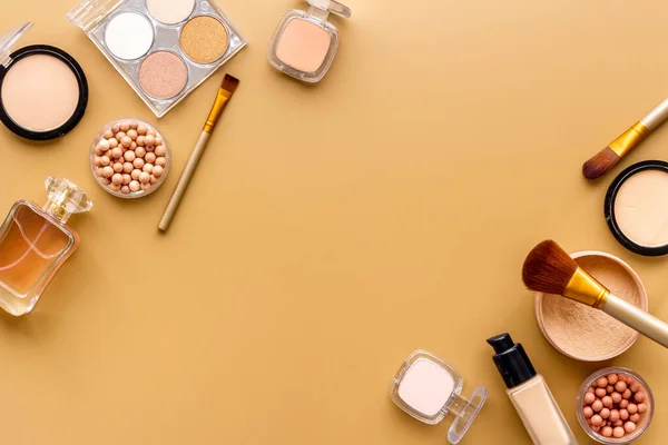 Marco de productos cosméticos de maquillaje decorativo. Fondo de belleza —  Fotos de Stock