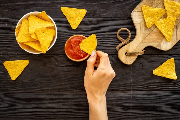 Tortilla mexicana chips de maíz nachos con salsa de salsa en bowl —  Fotos de Stock