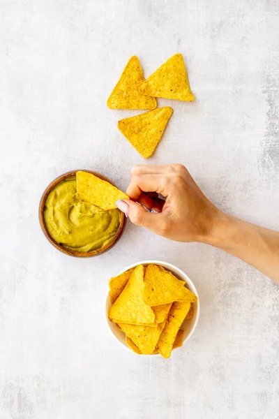 Guacamole de aguacate en tazón con nachos de maíz —  Fotos de Stock