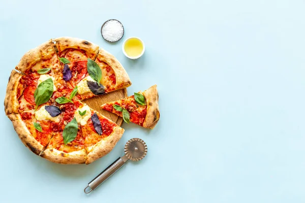 Potongan pizza Italia margherita dengan minyak, tampilan atas Stok Foto Bebas Royalti