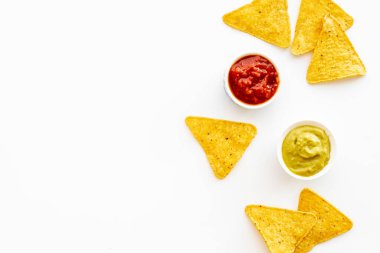 Parti için atıştırmalık mısır cipsi, salsa sosu ve guacamole sosu.