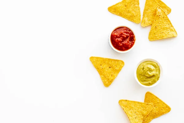 Snack para nachos de maíz de fiesta con salsa y salsas de guacamole —  Fotos de Stock