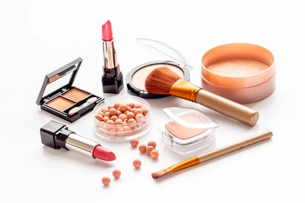 Maquillaje de productos cosméticos con polvo y cepillos. Set de belleza —  Fotos de Stock