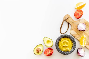 Ev yapımı avokado avokado sosu havana karışıyor.