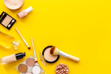Dekoratif makyaj makyaj malzemesi, toz ve renk arkaplanda fırçalar.