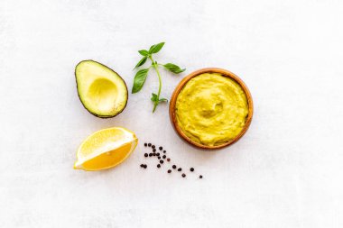 Yeşil guacamole avokado sosu kaseye bandırın, üst manzara