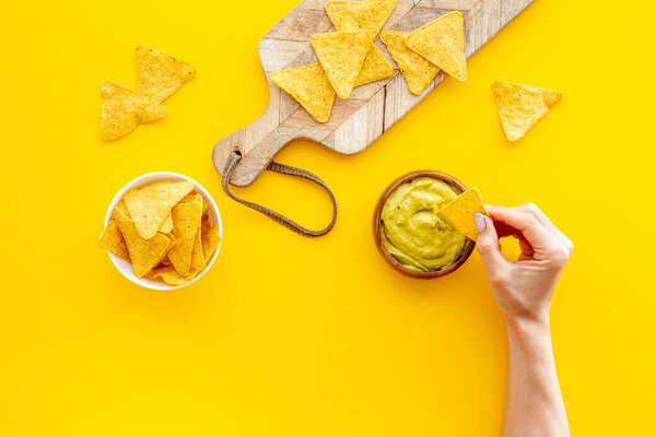 Авокадо гуакамоле в миске с чипсами из кукурузы начос