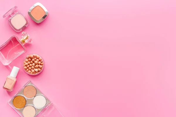 Marco de productos cosméticos de maquillaje decorativo. Fondo de belleza —  Fotos de Stock