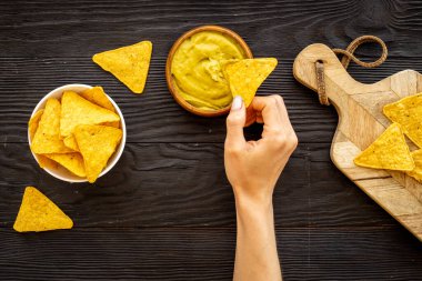 Avokado guacamole soslu mısır cipsi.