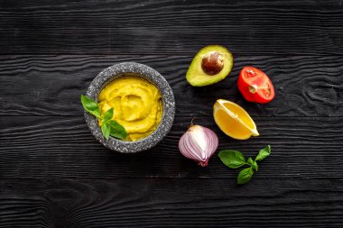 Ev yapımı avokado soslu domates ve limon.