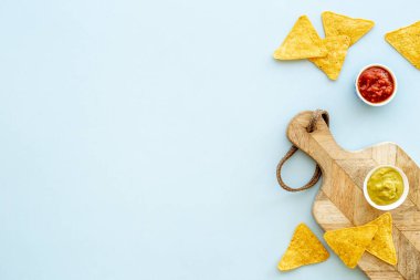 Meksika yemeği cipsi, salsa sosu ve guacamole sosu.