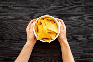 Meksika yemeği cipsleri kasenin üstünde.