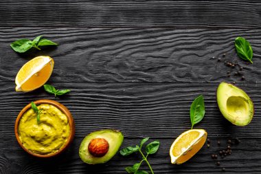 Avokado ve limonlu Guacamole sosu.